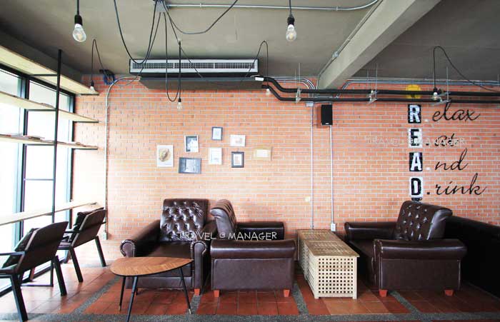 "R.E.A.D. Café" ร้านเก๋ นั่งสบาย คลายหิว 24 ชั่วโมง